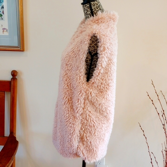 Dylan Ladies Faux Fur Vest Size:M Color:Light Pink NWT - Picture 4 of 12